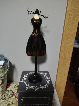 Soporte expositor joyas figura mujer sin uso