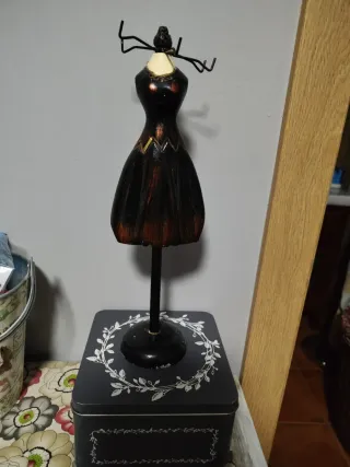 Soporte expositor joyas figura mujer sin uso