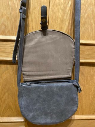 Bolso gris con diseño floral