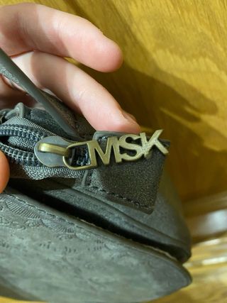 Bolso gris con diseño floral