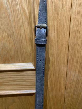 Bolso gris con diseño floral