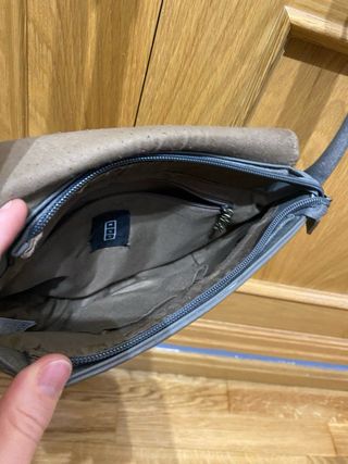 Bolso gris con diseño floral