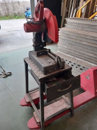 Tronzadora Makita MT240 con mesa