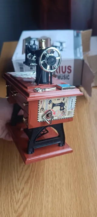 Caja de música máquina de coser vintage