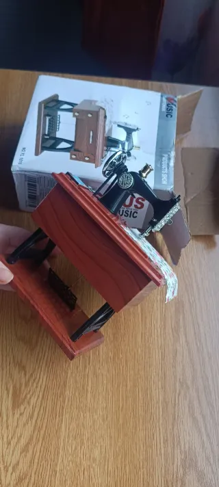 Caja de música máquina de coser vintage