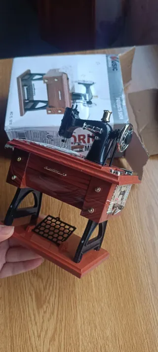 Caja de música máquina de coser vintage