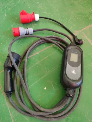 Cargador EV con enchufe industrial