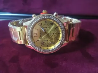Reloj Geneva Mujer Diamantes Dorado