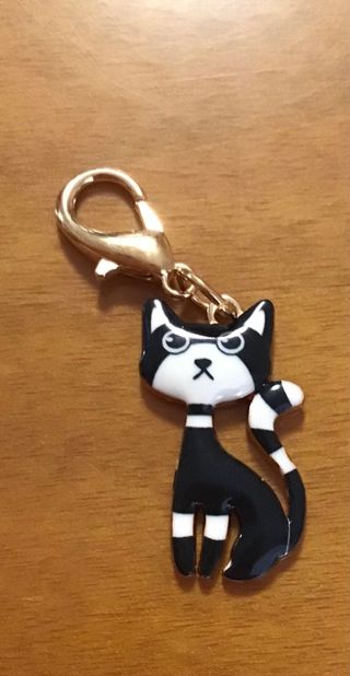 Ciondolo gatto smaltato con gancio