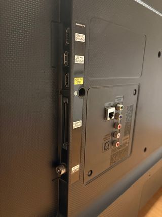 Smart TV Samsung + Mando + Soporte Pared