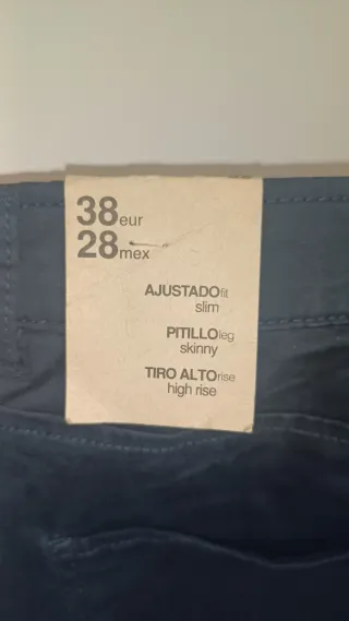 Pantalón pitillo tiro alto azul marino