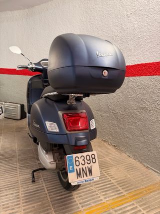 Vespa 300 GTS Super Scooter