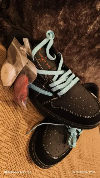 Zapatillas Negras y Turquesa