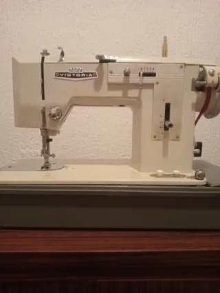 Máquina de Coser eléctrica Victoria con Maletín