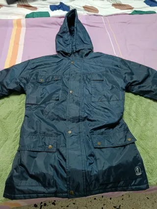 Chubasquero y abrigo azul