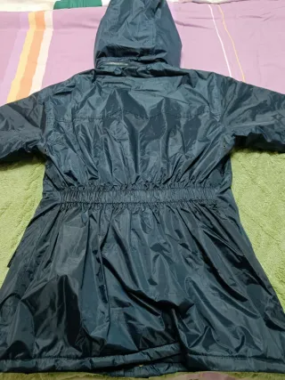 Chubasquero y abrigo azul