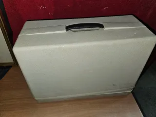 Máquina de coser Singer beige y dorada