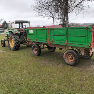 Tractor John Deere 3130 con remolque