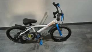 Bicicleta infantil blanca y azul
