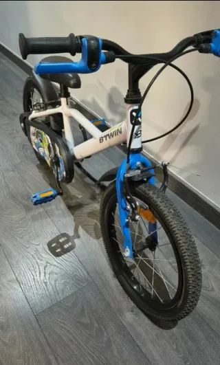 Bicicleta infantil blanca y azul