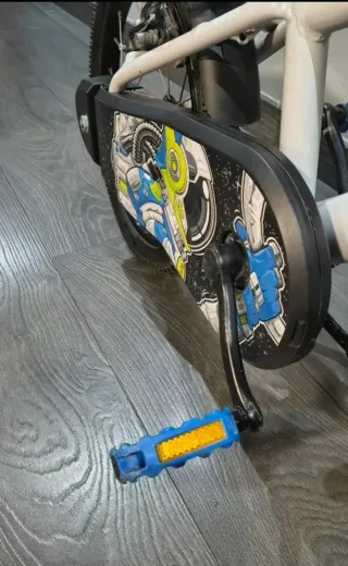 Bicicleta infantil blanca y azul