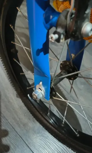 Bicicleta infantil blanca y azul