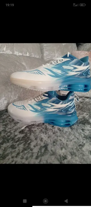 Deportivas azules y blancas