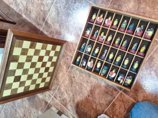 Ajedrez de madera con figuras
