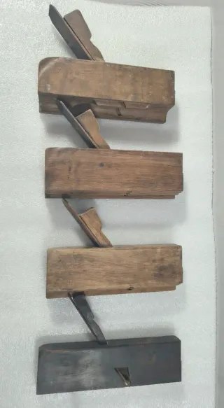 Antiguos cepillos de carpintero para molduras.