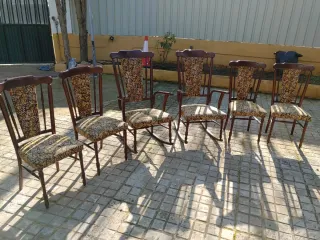 Sillas de comedor de madera con tapizado floral