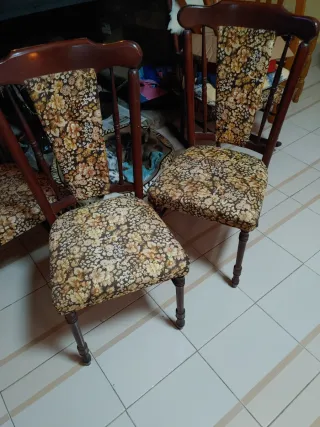 Sillas de comedor de madera con tapizado floral