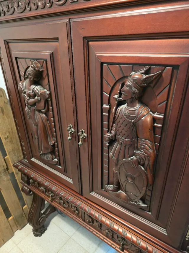 Armario antiguo vintage de madera maciza tallada