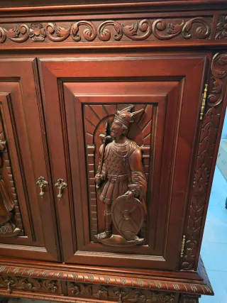 Armario antiguo vintage de madera maciza tallada