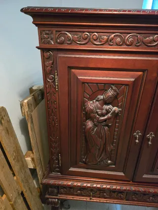 Armario antiguo vintage de madera maciza tallada