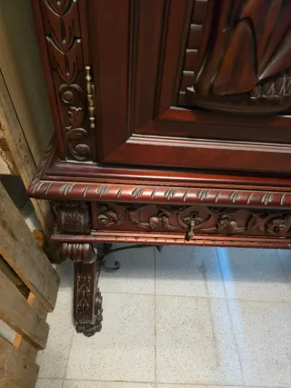 Armario antiguo vintage de madera maciza tallada