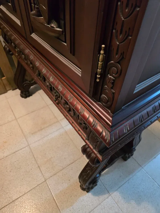 Armario antiguo vintage de madera maciza tallada