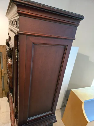 Armario antiguo vintage de madera maciza tallada