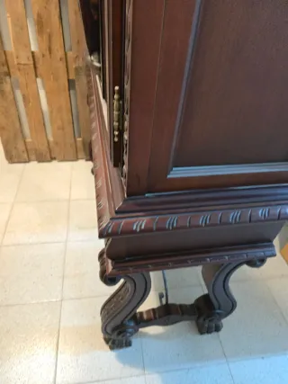 Armario antiguo vintage de madera maciza tallada