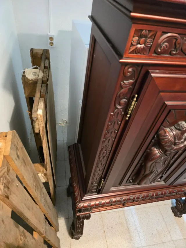 Armario antiguo vintage de madera maciza tallada