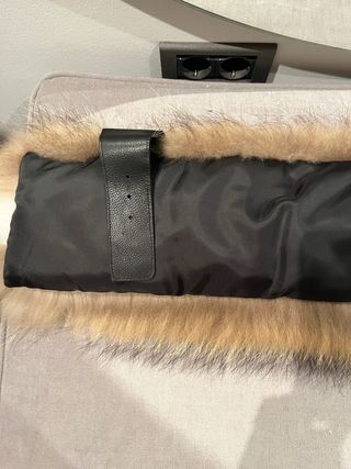 Estola de pelo marrón y blanco