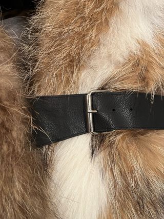 Estola de pelo marrón y blanco