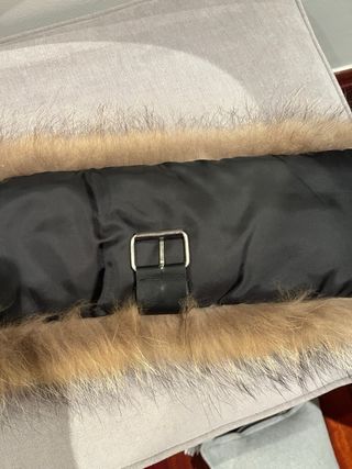 Estola de pelo marrón y blanco