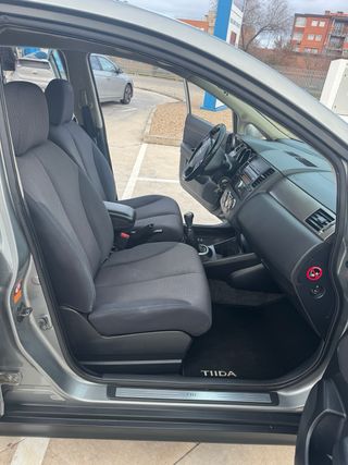* Nissan Tiida 1.8 Gasolina * Manual *