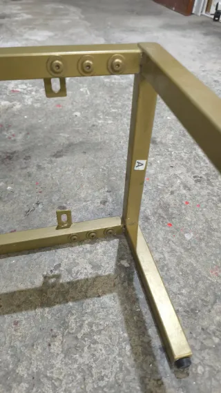 Base regulable para muebles, hierro dorado