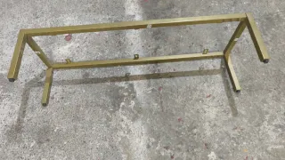 Base regulable para muebles, hierro dorado