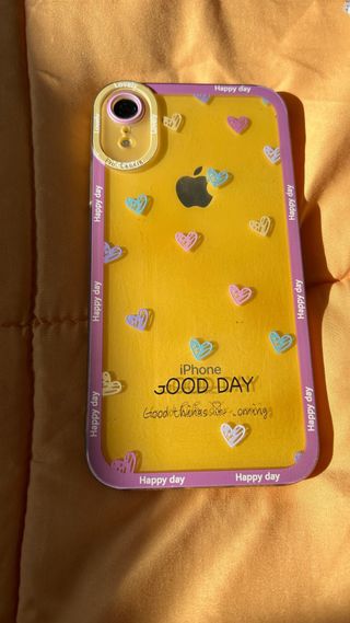 Funda iPhone XR Amarilla Corazones
