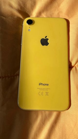 Funda iPhone XR Amarilla Corazones