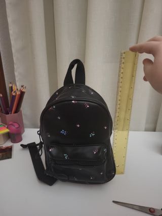 Mochila pequeña negra estampado floral