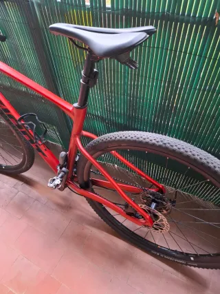 Bicicleta gravel Giant Roja 1 2024