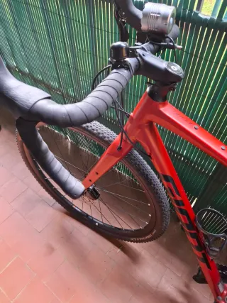 Bicicleta gravel Giant Roja 1 2024